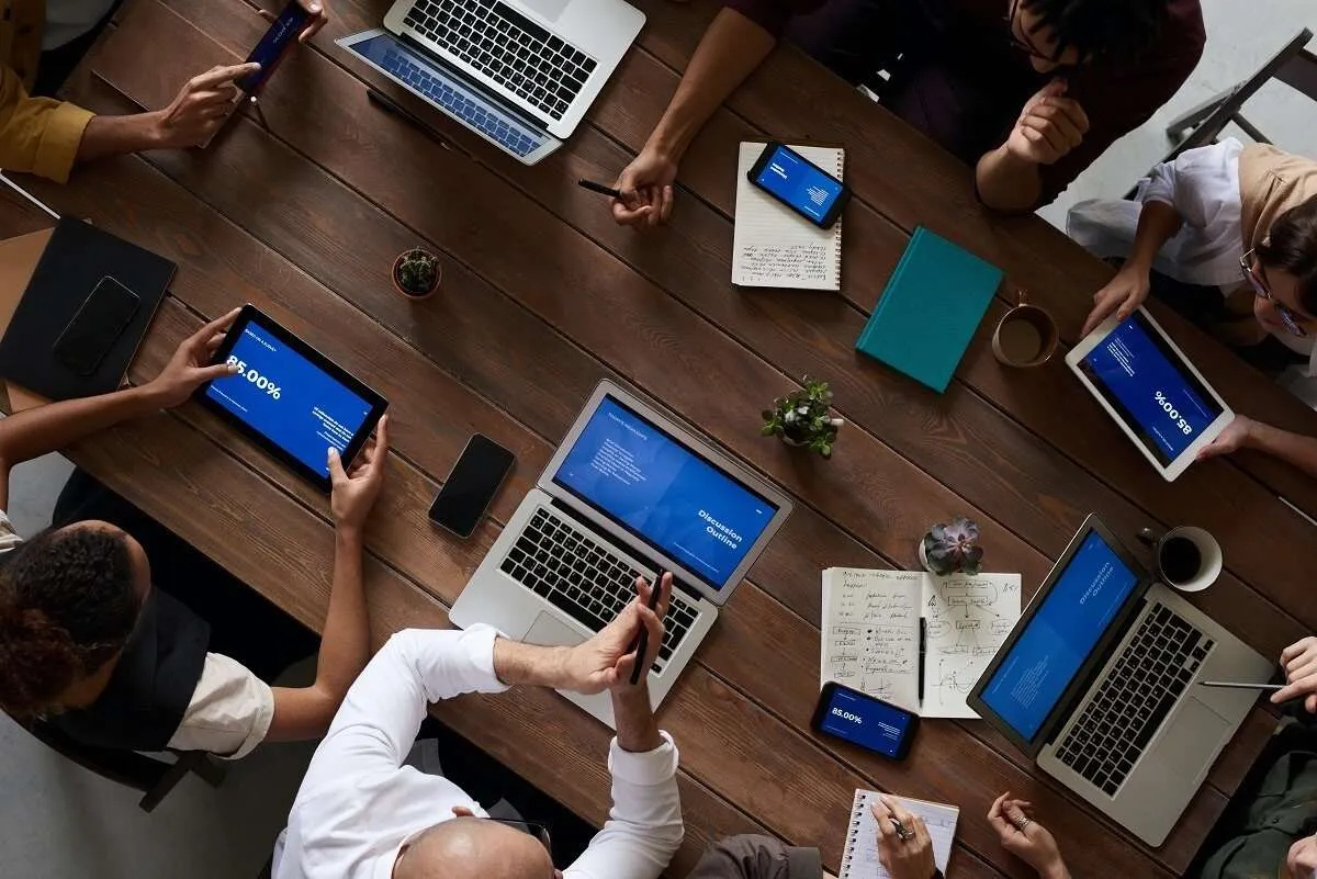 Employés de bureau discutant de l'analyse PESTLE