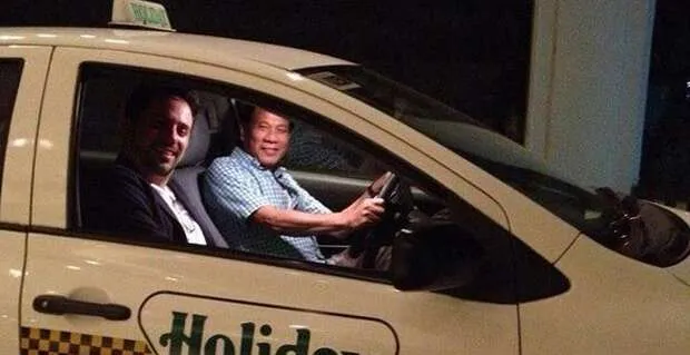 Le président Duterte des Philippines conduisant un taxi