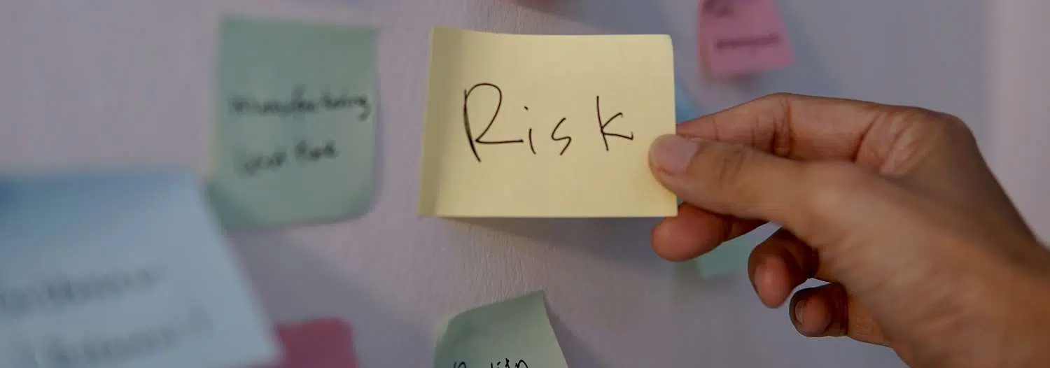 brainstorming-discussion-au-bureau-sticky-not matrice d'évaluation des risques