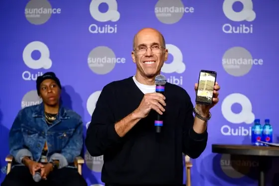 Hombre presentando un evento Quibi con un smartphone