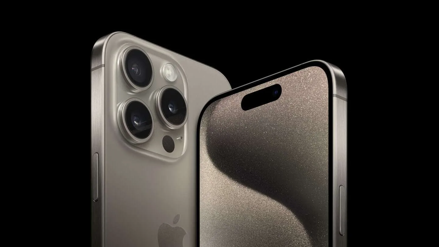 Gros plan sur un smartphone moderne équipé d'un triple appareil photo